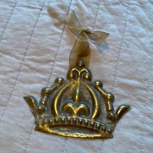 Hanging crown decor!